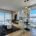 Stylish Penthouse With Jacuzzi - By Welcomely Апартаменты