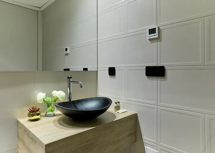 Stylish Penthouse With Jacuzzi - By Welcomely דירה טורבייחה