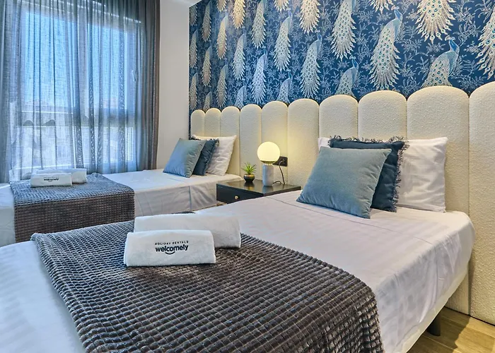 Stylish Penthouse With Jacuzzi - By Welcomely דירה טורבייחה