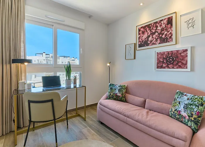 דירה Stylish Penthouse With Jacuzzi - By Welcomely טורבייחה