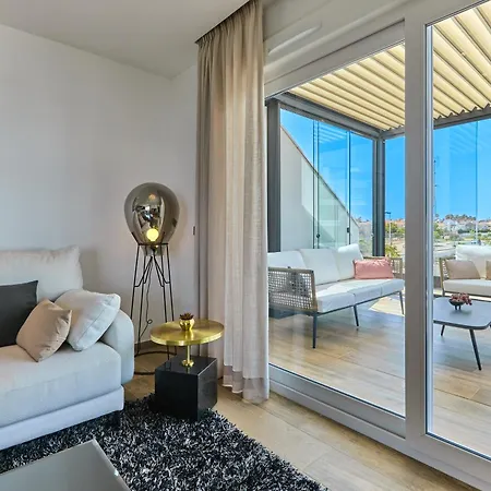 Stylish Penthouse With Jacuzzi - By Welcomely *