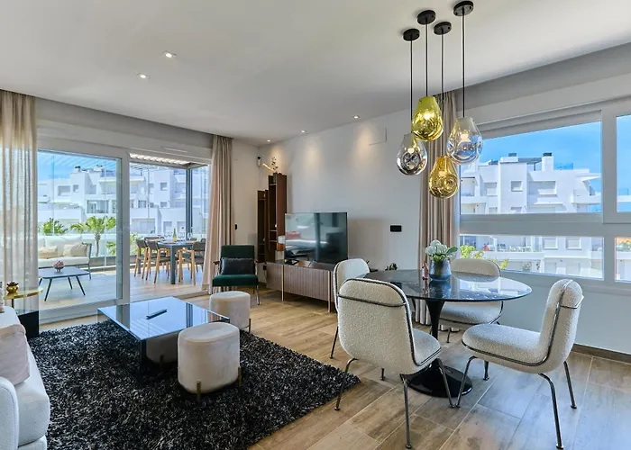 Stylish Penthouse With Jacuzzi - By Welcomely Lägenhet