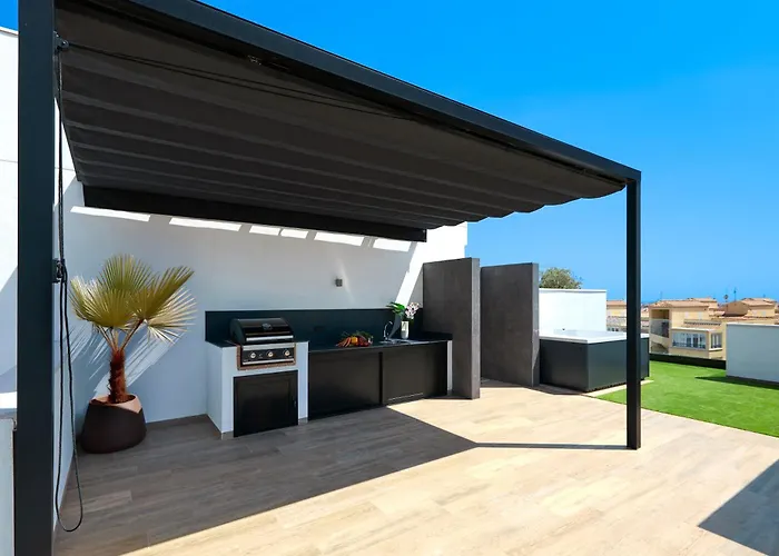 Stylish Penthouse With Jacuzzi - By Welcomely *