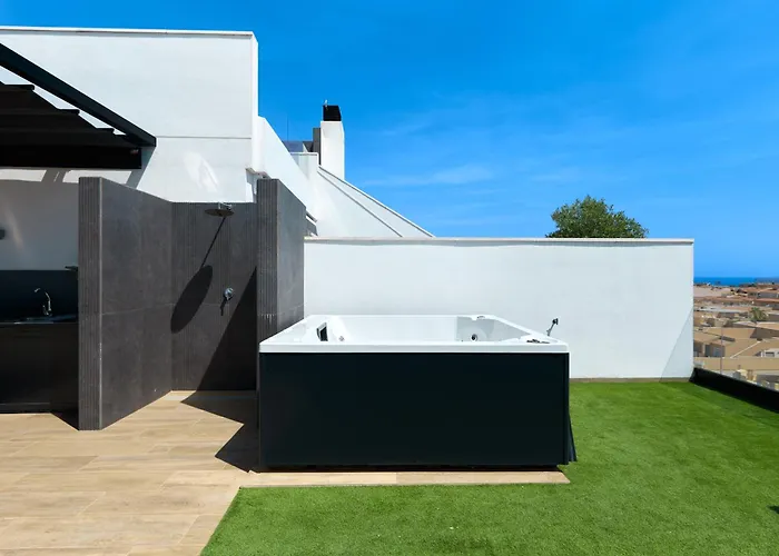 Stylish Penthouse With Jacuzzi - By Welcomely