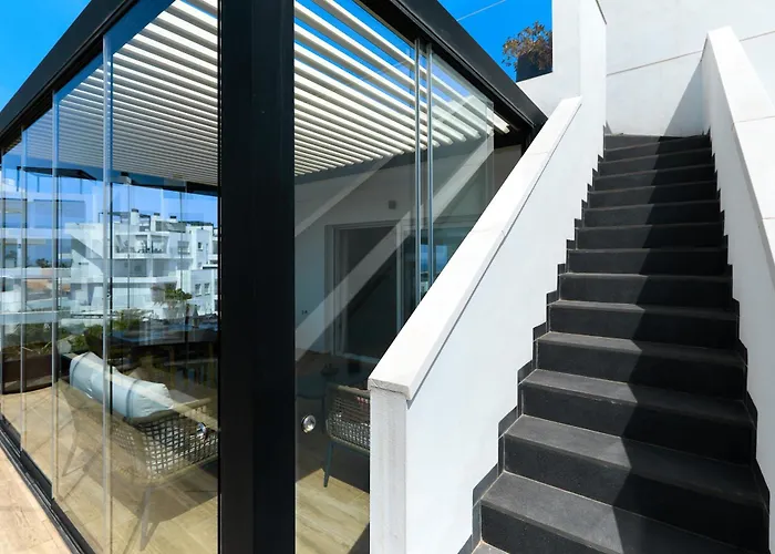 Stylish Penthouse With Jacuzzi - By Welcomely *