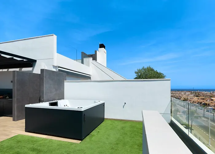 Stylish Penthouse With Jacuzzi - By Welcomely *