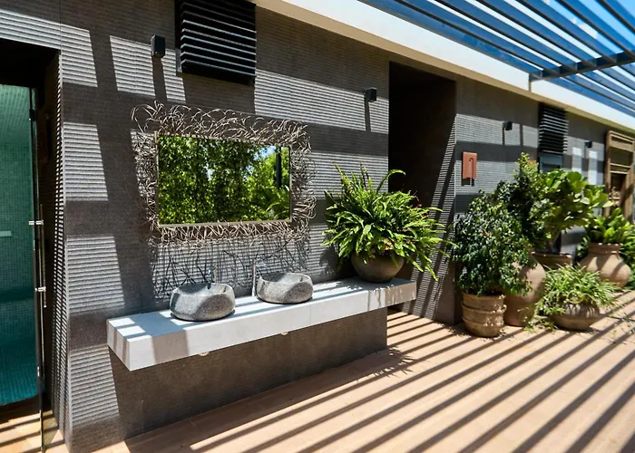 Stylish Penthouse With Jacuzzi - By Welcomely