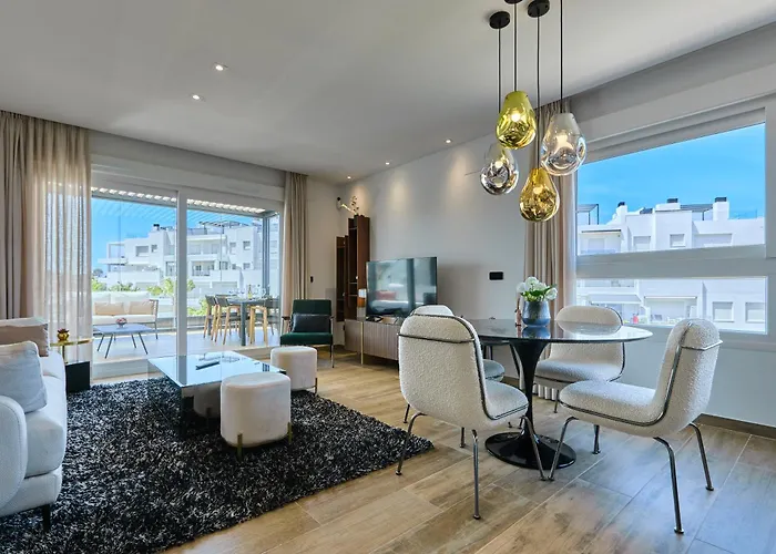 Stylish Penthouse With Jacuzzi - By Welcomely Lägenhet