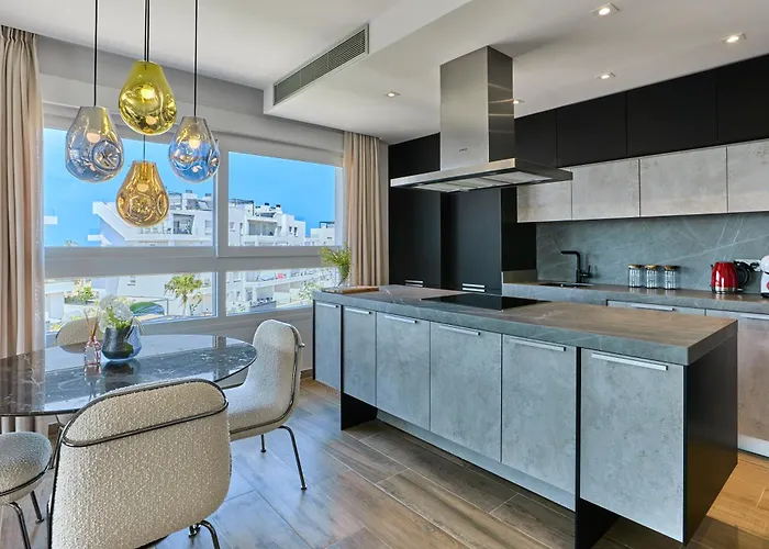 Stylish Penthouse With Jacuzzi - By Welcomely