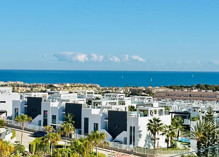 Stylish Penthouse With Jacuzzi - By Welcomely Lägenhet